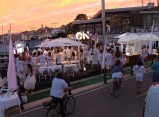 El Club Nàutic Cambrils Restaurant celebra l'obertura de la terrassa d'estiu amb una gran festa eivissenca