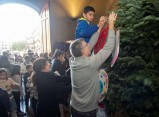 L'Arbre dels desitjos ja llueix els bons propòsits dels infants de la ciutat