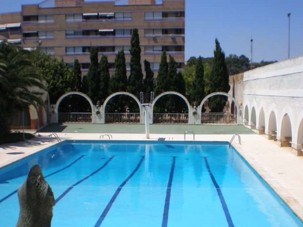 Fotografia d'arxiu  de la piscina de la Casa Sant Josep que es pot veure des del carrer Escultor Verderol